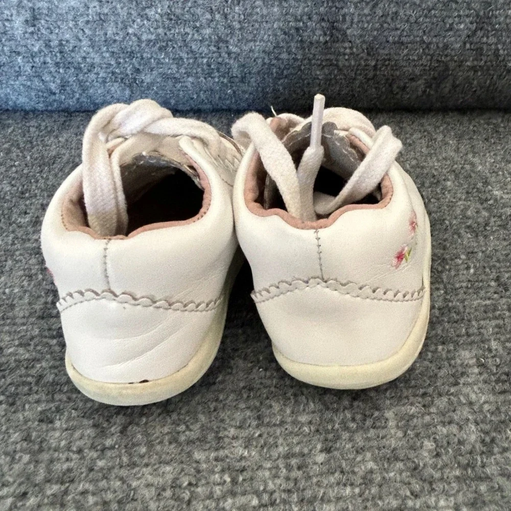 Stride Rite SRT Emilia White Leather Floral Embroidery Sneakers 4XW BG35693
